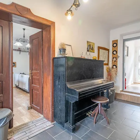 Semesterbostad Ema Nikol