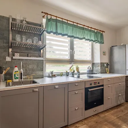 Semesterbostad Ema Nikol Rovensko pod Troskami